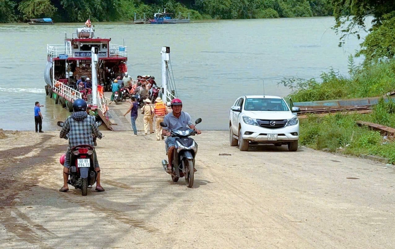 CSGT kiểm tra xử phạt 5 bến đ&ograve;, tạm giữ 5 giấy chứng nhận chuy&ecirc;n m&ocirc;n của 5 thuyền trưởng- Ảnh 1.