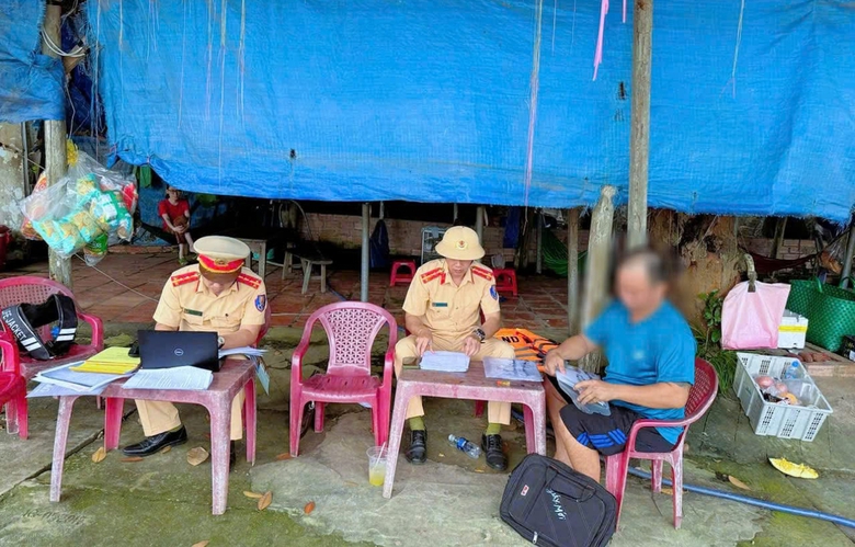 CSGT kiểm tra xử phạt 5 bến đ&ograve;, tạm giữ 5 giấy chứng nhận chuy&ecirc;n m&ocirc;n của 5 thuyền trưởng- Ảnh 5.