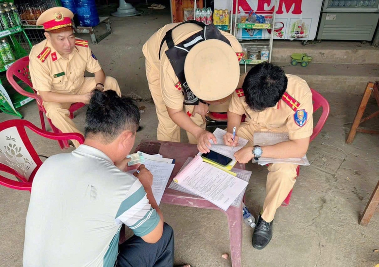 CSGT kiểm tra xử phạt 5 bến đ&ograve;, tạm giữ 5 giấy chứng nhận chuy&ecirc;n m&ocirc;n của 5 thuyền trưởng- Ảnh 4.