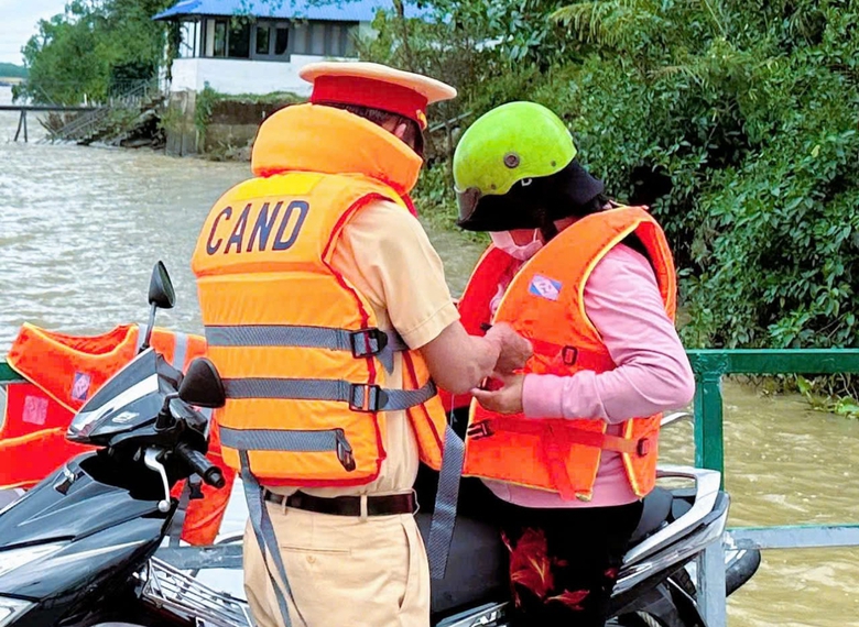 CSGT kiểm tra xử phạt 5 bến đ&ograve;, tạm giữ 5 giấy chứng nhận chuy&ecirc;n m&ocirc;n của 5 thuyền trưởng- Ảnh 3.