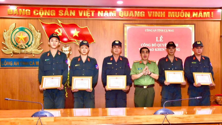 C&agrave; Mau: Tặng bằng khen cho Tổ ph&oacute; tổ an ninh bị thương khi l&agrave;m nhiệm vụ- Ảnh 2.