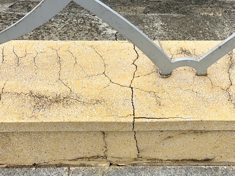 Gia Lai: C&ocirc;ng tr&igrave;nh ti&ecirc;u tho&aacute;t lũ vừa kh&aacute;nh th&agrave;nh đ&atilde; lộ nhiều vết nứt- Ảnh 8.