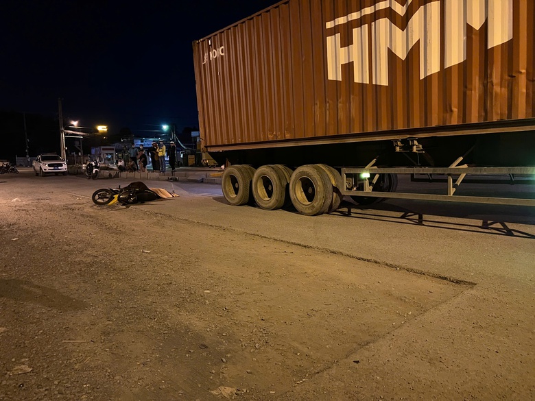Xe m&aacute;y trượt ng&atilde;, nam c&ocirc;ng nh&acirc;n bị xe container c&aacute;n tử vong- Ảnh 1.