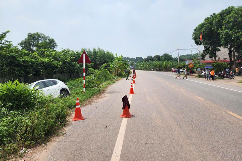 Hiện trường vụ &ocirc; t&ocirc; mất l&aacute;i t&ocirc;ng tử vong cụ b&agrave; đang l&agrave;m ruộng ở Bắc Ninh.