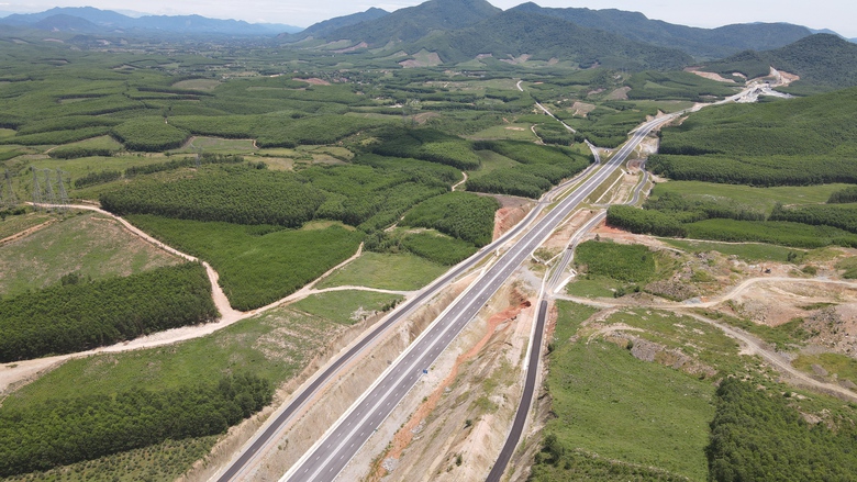 Bộ trưởng Trần Hồng Minh: Dự án cao tốc đồng loạt tăng tốc nhờ thông mặt bằng, vật liệu- Ảnh 3. Bộ trưởng Trần Hồng Minh: Dự án cao tốc đồng loạt tăng tốc nhờ thông mặt bằng, vật liệu- Ảnh 3.