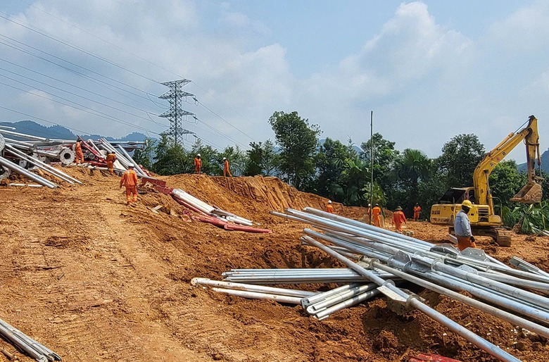 "Chạy nước rút" dự án đường dây 500kV Lào Cai - Vĩnh Yên: Căng thẳng giải phóng mặt bằng- Ảnh 1. "Chạy nước rút" dự án đường dây 500kV Lào Cai - Vĩnh Yên: Căng thẳng giải phóng mặt bằng- Ảnh 1.