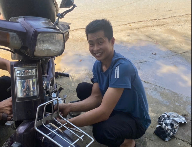 Những người thợ thầm lặng phục hồi xe m&aacute;y, đồ điện miễn ph&iacute; cho người d&acirc;n v&ugrave;ng lũ- Ảnh 18.