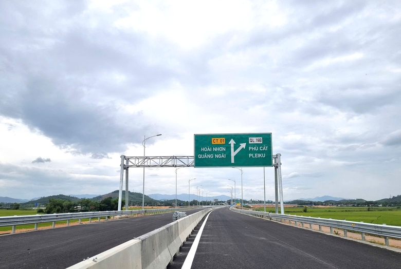 Cao tốc Ho&agrave;i Nhơn - Quy Nhơn: &ldquo;Chạy nước r&uacute;t&rdquo; để kịp ng&agrave;y về đ&iacute;ch- Ảnh 2.