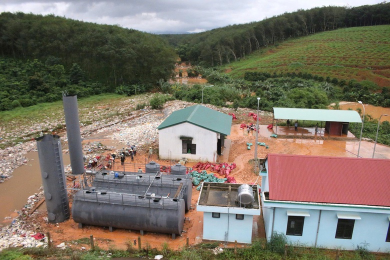 Quảng Ng&atilde;i khẩn cấp khắc phục sự cố vỡ hố chứa r&aacute;c, ngăn lan &ocirc; nhiễm m&ocirc;i trường- Ảnh 1.