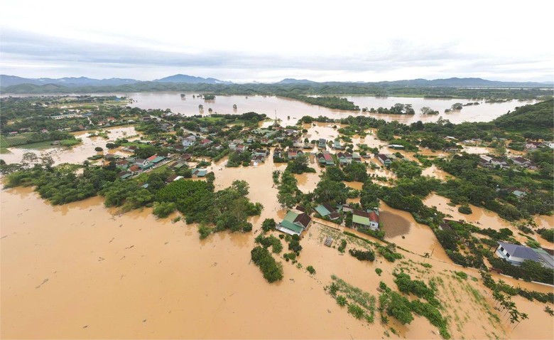 Những người thợ thầm lặng phục hồi xe m&aacute;y, đồ điện miễn ph&iacute; cho người d&acirc;n v&ugrave;ng lũ- Ảnh 1.