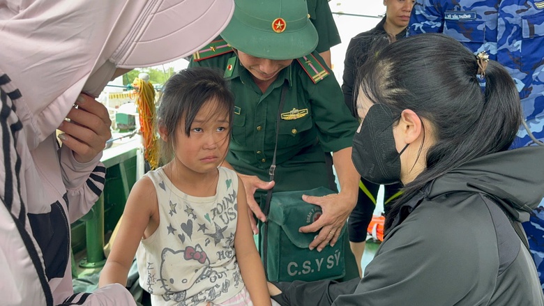 Cha &ocirc;m con g&aacute;i tr&ocirc;i dạt 13 tiếng tr&ecirc;n biển H&agrave; Tĩnh: H&agrave;nh tr&igrave;nh sinh tồn nhờ t&igrave;nh phụ tử- Ảnh 1.