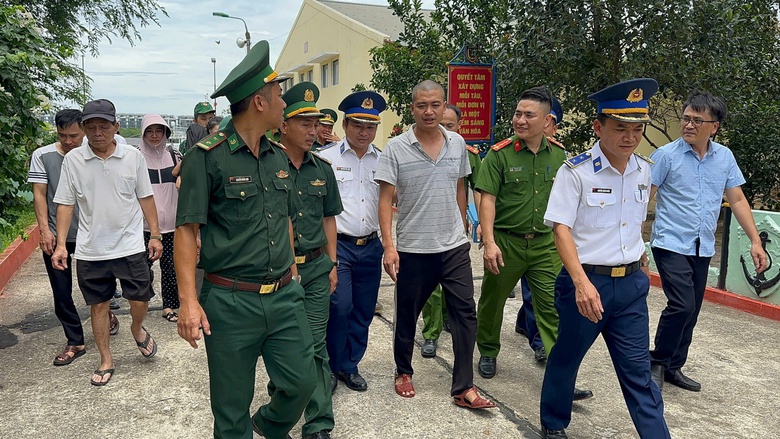 Cha &ocirc;m con g&aacute;i tr&ocirc;i dạt 13 tiếng tr&ecirc;n biển H&agrave; Tĩnh: H&agrave;nh tr&igrave;nh sinh tồn nhờ t&igrave;nh phụ tử- Ảnh 2.