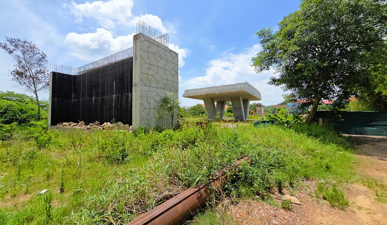 Nỗ lực gỡ vướng mặt bằng, đưa dự &aacute;n cầu vượt đường sắt Đồng Hới về đ&iacute;ch cuối năm 2025- Ảnh 2.