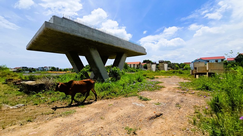 Nỗ lực gỡ vướng mặt bằng, đưa dự &aacute;n cầu vượt đường sắt Đồng Hới về đ&iacute;ch cuối năm 2025- Ảnh 7.