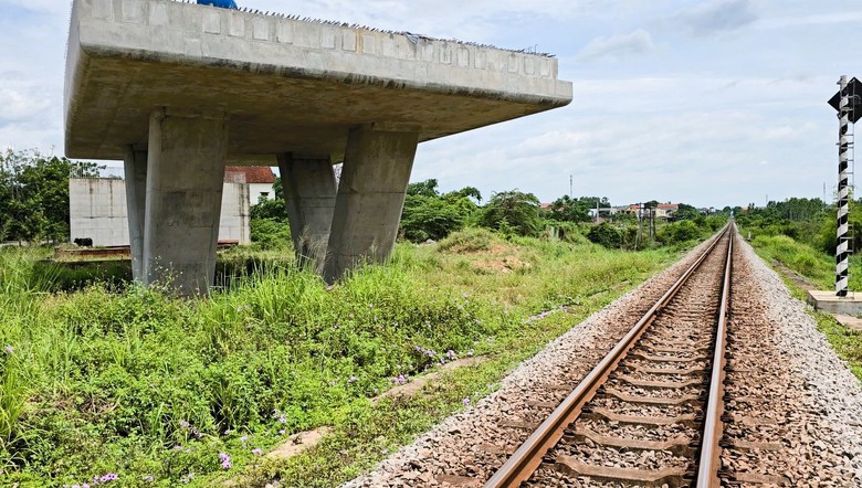 Nỗ lực gỡ vướng mặt bằng, đưa dự &aacute;n cầu vượt đường sắt Đồng Hới về đ&iacute;ch cuối năm 2025- Ảnh 8.
