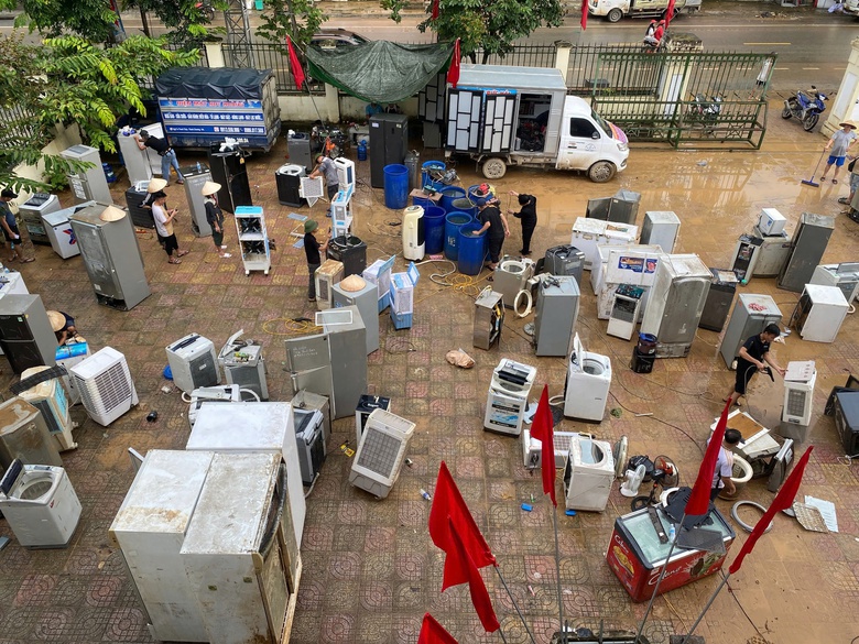 Những người thợ thầm lặng phục hồi xe m&aacute;y, đồ điện miễn ph&iacute; cho người d&acirc;n v&ugrave;ng lũ- Ảnh 14.