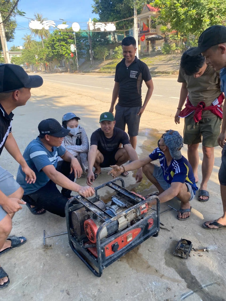 Những người thợ thầm lặng phục hồi xe m&aacute;y, đồ điện miễn ph&iacute; cho người d&acirc;n v&ugrave;ng lũ- Ảnh 9.