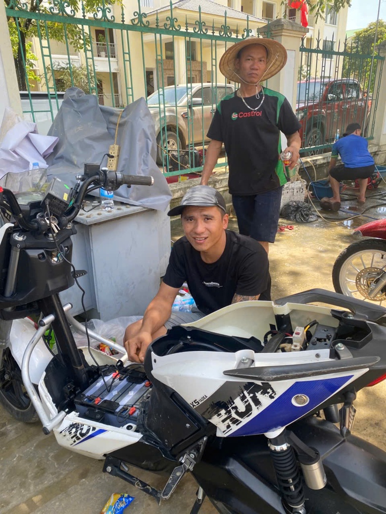 Những người thợ thầm lặng phục hồi xe m&aacute;y, đồ điện miễn ph&iacute; cho người d&acirc;n v&ugrave;ng lũ- Ảnh 6.