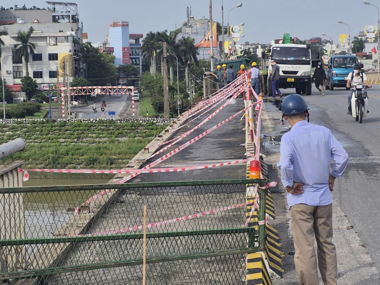 Hưng Y&ecirc;n: Lan can cầu Th&aacute;i B&igrave;nh bị cuốn phăng sau d&ocirc;ng lốc- Ảnh 2.