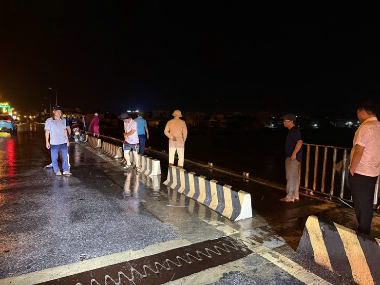 Hưng Y&ecirc;n: Lan can cầu Th&aacute;i B&igrave;nh bị cuốn phăng sau d&ocirc;ng lốc- Ảnh 1.