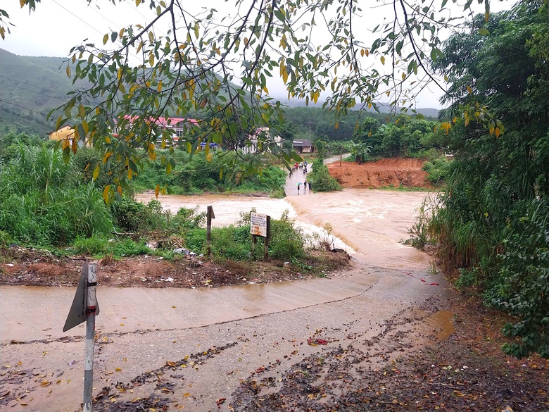 X&atilde; bi&ecirc;n giới ở Quảng Ng&atilde;i thường xuy&ecirc;n bị chia cắt do mưa lũ: Mong c&acirc;y cầu vượt suối- Ảnh 1.