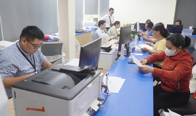 H&agrave; Nội: Nhiều người l&agrave;m thủ tục đất đai, x&acirc;y dựng tuần đầu s&aacute;p nhập- Ảnh 3.