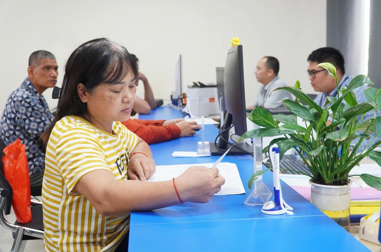 H&agrave; Nội: Nhiều người l&agrave;m thủ tục đất đai, x&acirc;y dựng tuần đầu s&aacute;p nhập- Ảnh 2.