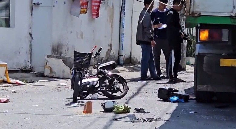 Va chạm xe tải ở hẻm cụt, người phụ nữ đi xe đạp điện tử vong tại chỗ- Ảnh 1.