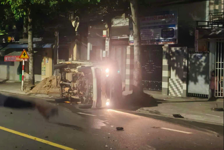 TP.HCM: M&ocirc; t&ocirc; ph&acirc;n khối lớn t&ocirc;ng lật xe tải, thanh ni&ecirc;n 23 tuổi trọng thương- Ảnh 1.