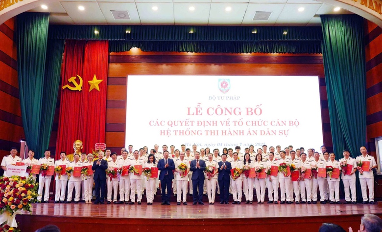 Bộ Tư ph&aacute;p c&ocirc;ng bố tổ chức c&aacute;n bộ hệ thống thi h&agrave;nh &aacute;n d&acirc;n sự, ra mắt bi&ecirc;n lai điện tử- Ảnh 2.