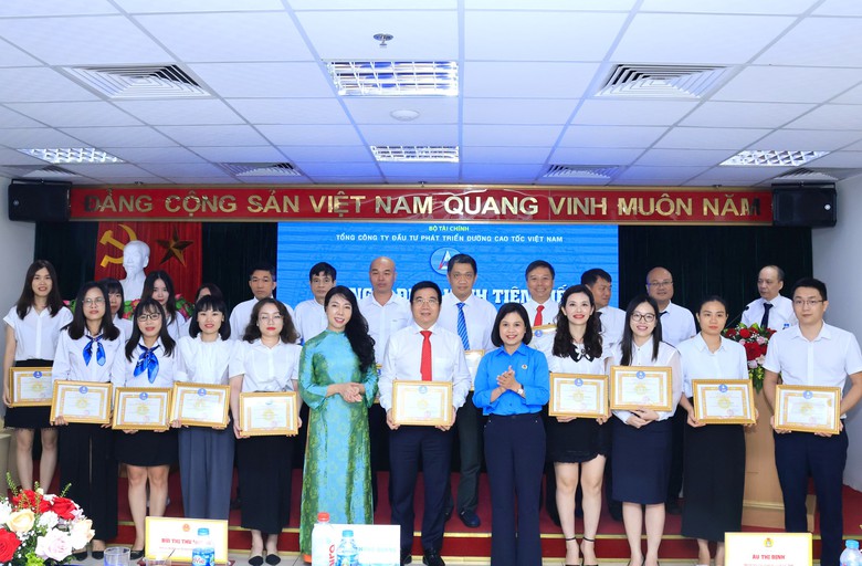 Hội nghị điển h&igrave;nh ti&ecirc;n tiến VEC: Lan tỏa tinh thần thi đua y&ecirc;u nước- Ảnh 1.