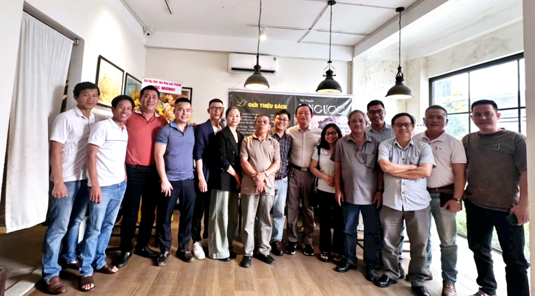 "Đi ngược" - những l&aacute;t cắt đời sống qua trang viết của một nh&agrave; b&aacute;o- Ảnh 3.