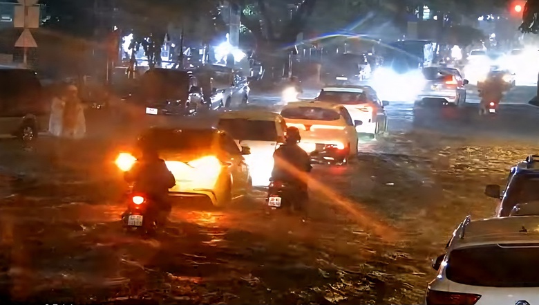 Đường phố Đ&agrave; Nẵng ngập s&acirc;u sau mưa lớn, người d&acirc;n b&igrave; b&otilde;m đẩy xe về nh&agrave;- Ảnh 5.