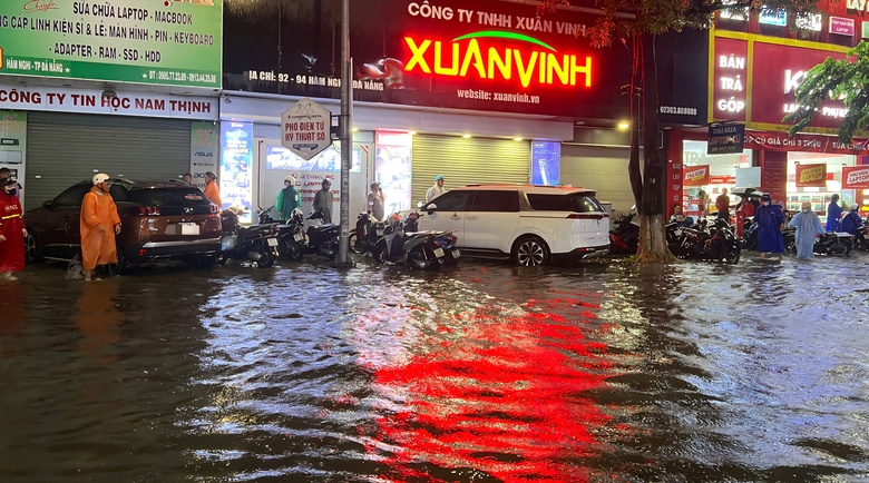 Đường phố Đ&agrave; Nẵng ngập s&acirc;u sau mưa lớn, người d&acirc;n b&igrave; b&otilde;m đẩy xe về nh&agrave;- Ảnh 3.