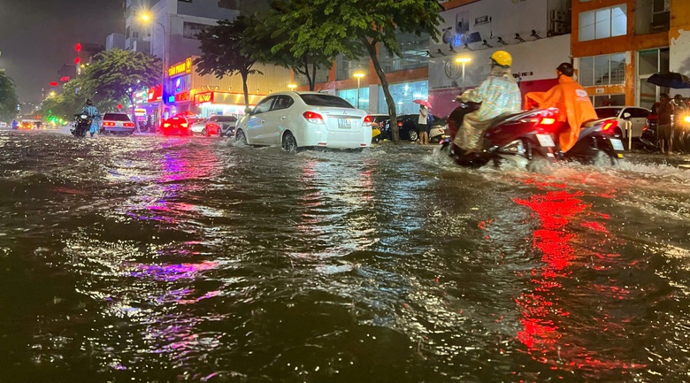 V&igrave; sao c&aacute;c tuyến đường Đ&agrave; Nẵng ngập &uacute;ng chỉ sau trận mưa trong một giờ?- Ảnh 2.