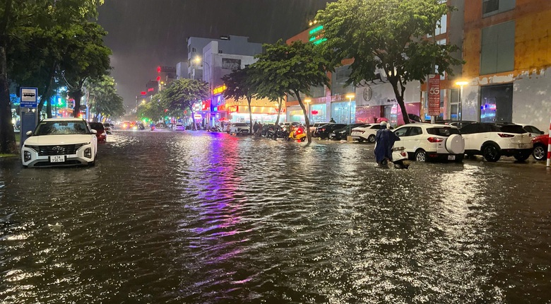 Đường phố Đ&agrave; Nẵng ngập s&acirc;u sau mưa lớn, người d&acirc;n b&igrave; b&otilde;m đẩy xe về nh&agrave;- Ảnh 4.
