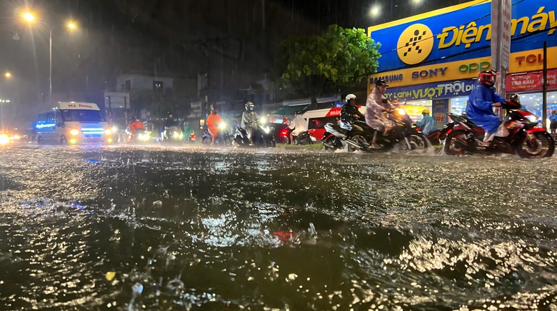 Đường phố Đ&agrave; Nẵng ngập s&acirc;u sau mưa lớn, người d&acirc;n b&igrave; b&otilde;m đẩy xe về nh&agrave;- Ảnh 8.