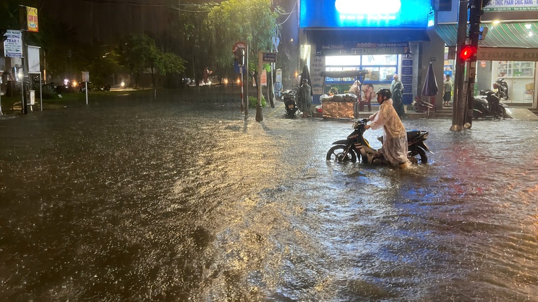 Đường phố Đ&agrave; Nẵng ngập s&acirc;u sau mưa lớn, người d&acirc;n b&igrave; b&otilde;m đẩy xe về nh&agrave;- Ảnh 10.