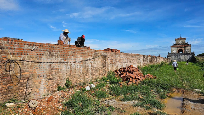 C&ocirc;ng nh&acirc;n kỳ c&ocirc;ng gỡ từng vỉa đ&aacute; tr&ugrave;ng tu Kinh th&agrave;nh Huế- Ảnh 8.