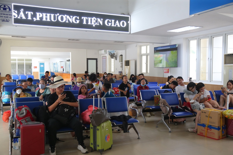 S&acirc;n bay Vinh tạm đ&oacute;ng cửa, kh&aacute;ch chuyển sang đi t&agrave;u, đường sắt nối th&ecirc;m toa phục vụ- Ảnh 2.