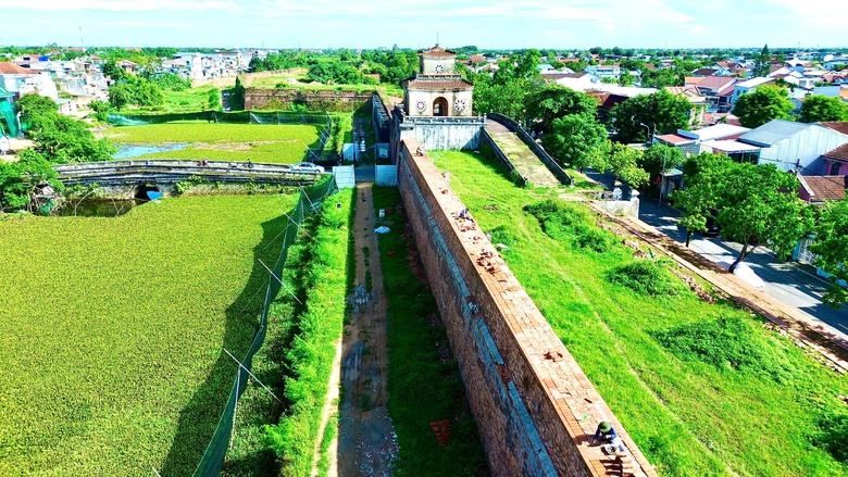 C&ocirc;ng nh&acirc;n kỳ c&ocirc;ng gỡ từng vỉa đ&aacute; tr&ugrave;ng tu Kinh th&agrave;nh Huế- Ảnh 3.