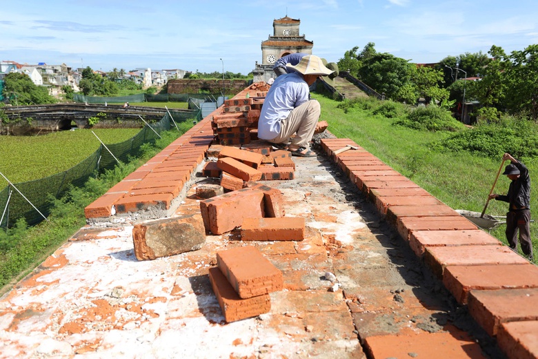 C&ocirc;ng nh&acirc;n kỳ c&ocirc;ng gỡ từng vỉa đ&aacute; tr&ugrave;ng tu Kinh th&agrave;nh Huế- Ảnh 7.