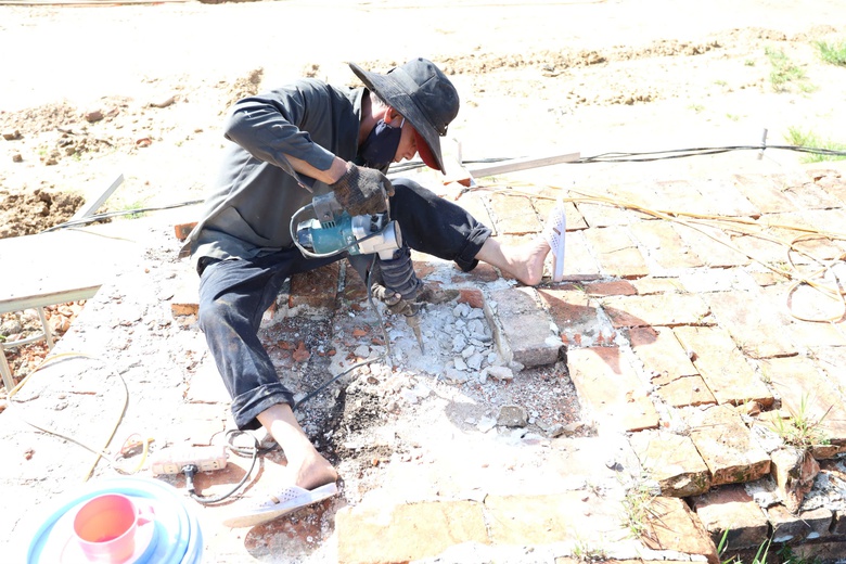 C&ocirc;ng nh&acirc;n kỳ c&ocirc;ng gỡ từng vỉa đ&aacute; tr&ugrave;ng tu Kinh th&agrave;nh Huế- Ảnh 13.