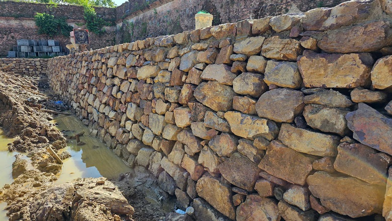 C&ocirc;ng nh&acirc;n kỳ c&ocirc;ng gỡ từng vỉa đ&aacute; tr&ugrave;ng tu Kinh th&agrave;nh Huế- Ảnh 16.