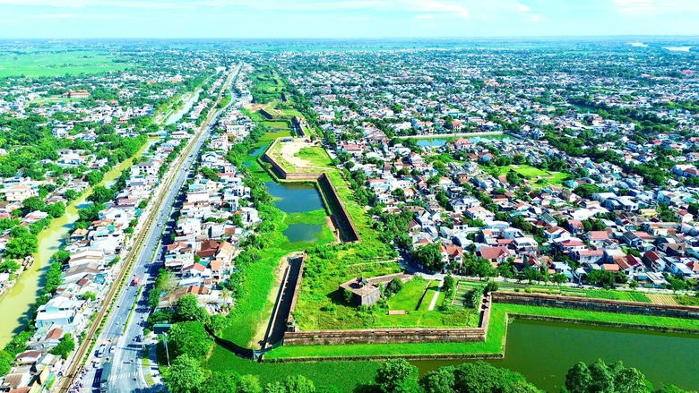 C&ocirc;ng nh&acirc;n kỳ c&ocirc;ng gỡ từng vỉa đ&aacute; tr&ugrave;ng tu Kinh th&agrave;nh Huế- Ảnh 2.