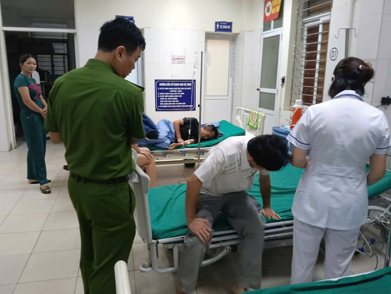 Ph&uacute; Thọ: C&ocirc;ng an x&atilde; T&acirc;n Lạc d&ugrave;ng xe tuần tra chở người gặp nạn đi cấp cứu- Ảnh 1.