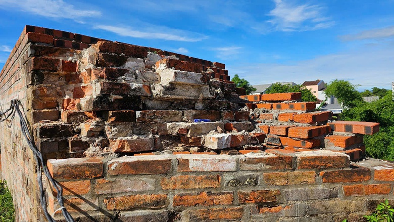 C&ocirc;ng nh&acirc;n kỳ c&ocirc;ng gỡ từng vỉa đ&aacute; tr&ugrave;ng tu Kinh th&agrave;nh Huế- Ảnh 5.