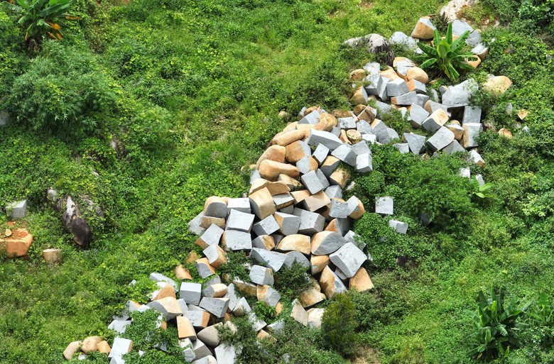 Giao công an kiểm tra, xử lý vụ khai thác đá trái phép trong rẫy cà phê ở Lâm Đồng- Ảnh 2. Giao công an kiểm tra, xử lý vụ khai thác đá trái phép trong rẫy cà phê ở Lâm Đồng- Ảnh 2.