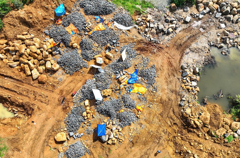 Giao công an kiểm tra, xử lý vụ khai thác đá trái phép trong rẫy cà phê ở Lâm Đồng- Ảnh 1. Giao công an kiểm tra, xử lý vụ khai thác đá trái phép trong rẫy cà phê ở Lâm Đồng- Ảnh 1.