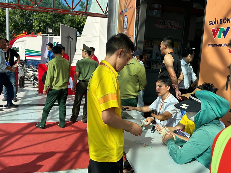 Nắng n&oacute;ng kh&ocirc;ng cản bước người h&acirc;m mộ mua v&eacute; chung kết VTV Cup 2025- Ảnh 5.